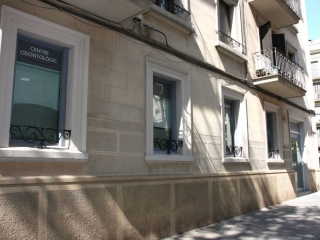 Exterior cl&iacute;nica dental Prodents cantonada carrer Arizala