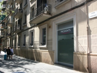 Exterior cl&iacute;nica dental Prodents cantonada carrer d'Arizala
