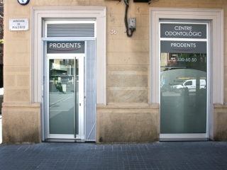 Exterior cl&iacute;nica dental Prodents cantonada Avinguda Madrid