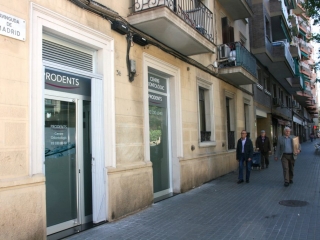 Exterior cl&iacute;nica dental Prodents cantonada Avinguda de Madrid
